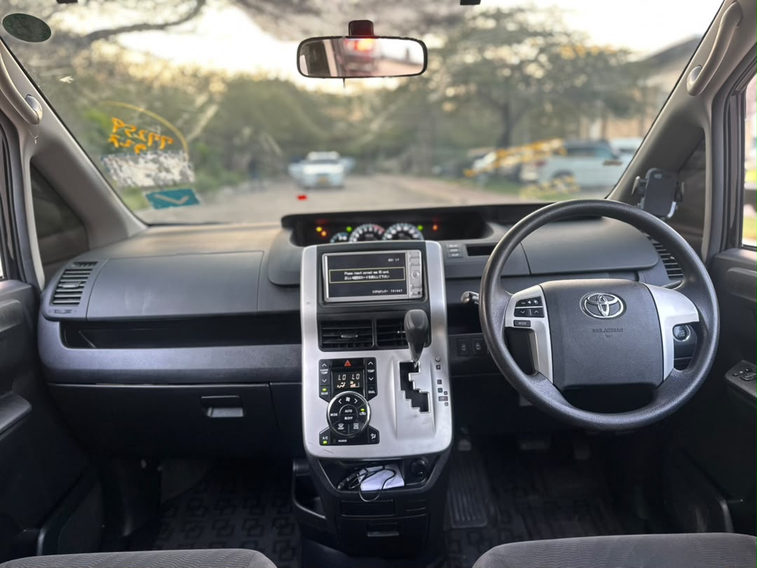Toyota Noah new thumbnail 4
